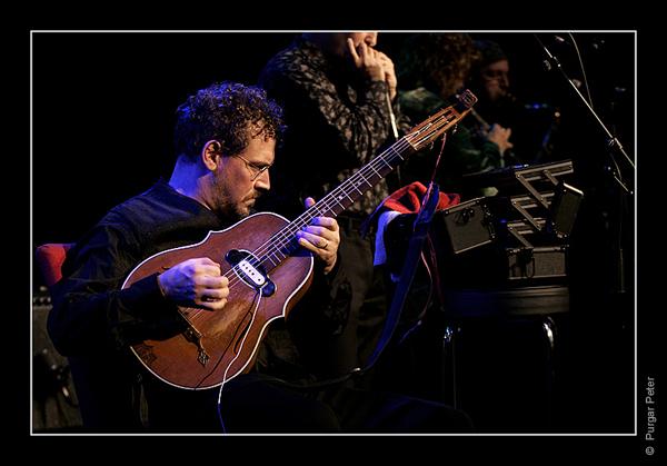 Wade Schuman playing the lute, Vienna, Austria